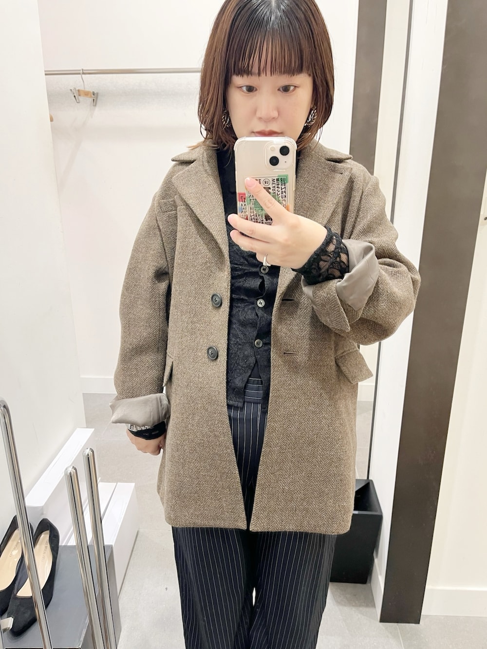 グリーン系のその他アウター、ブラック系のシャツ/ブラウス、ブラック系のタンクトップを着用したレディースの秋コーディネートの2枚目の写真