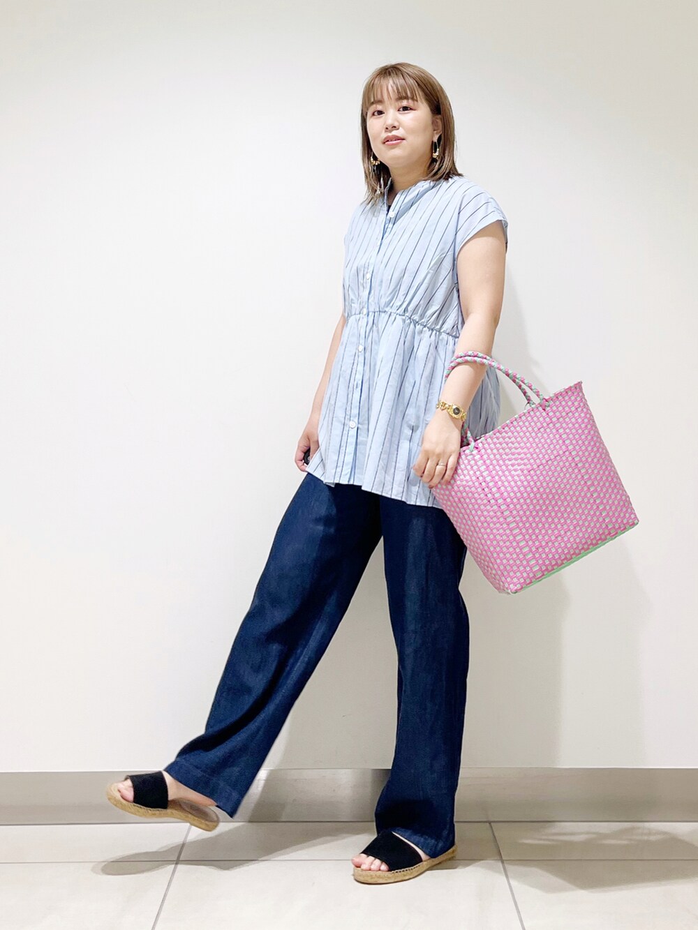 ブルー系のシャツ/ブラウス、ピンク系のトートバッグ、ブルー系のその他パンツを着用したレディースの春コーディネートの3枚目の写真