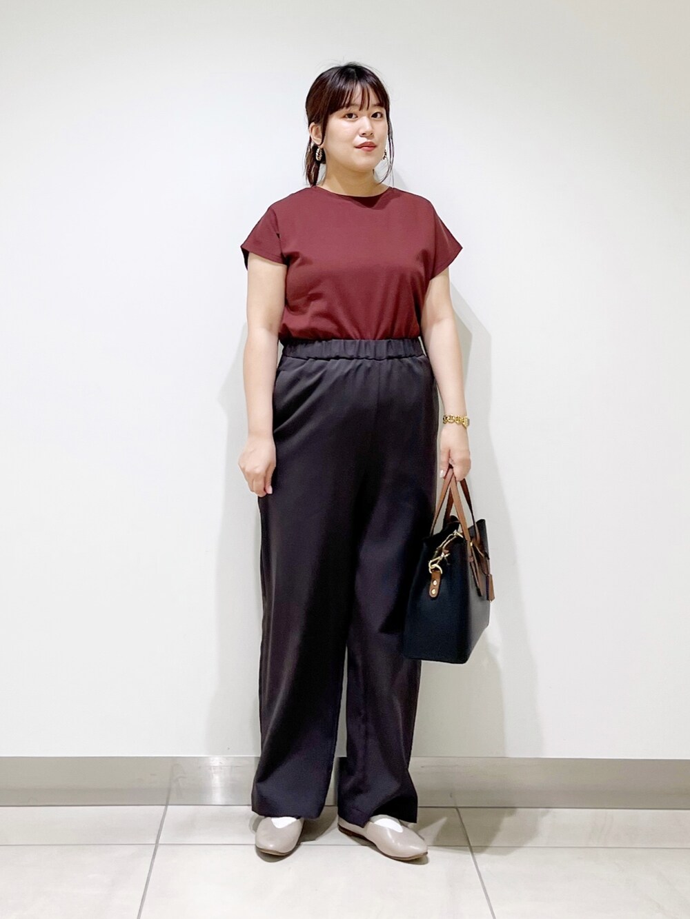 レッド系のTシャツ/カットソー、グレー系のその他パンツ、ブラック系のトートバッグを着用したレディースの夏コーディネートの4枚目の写真