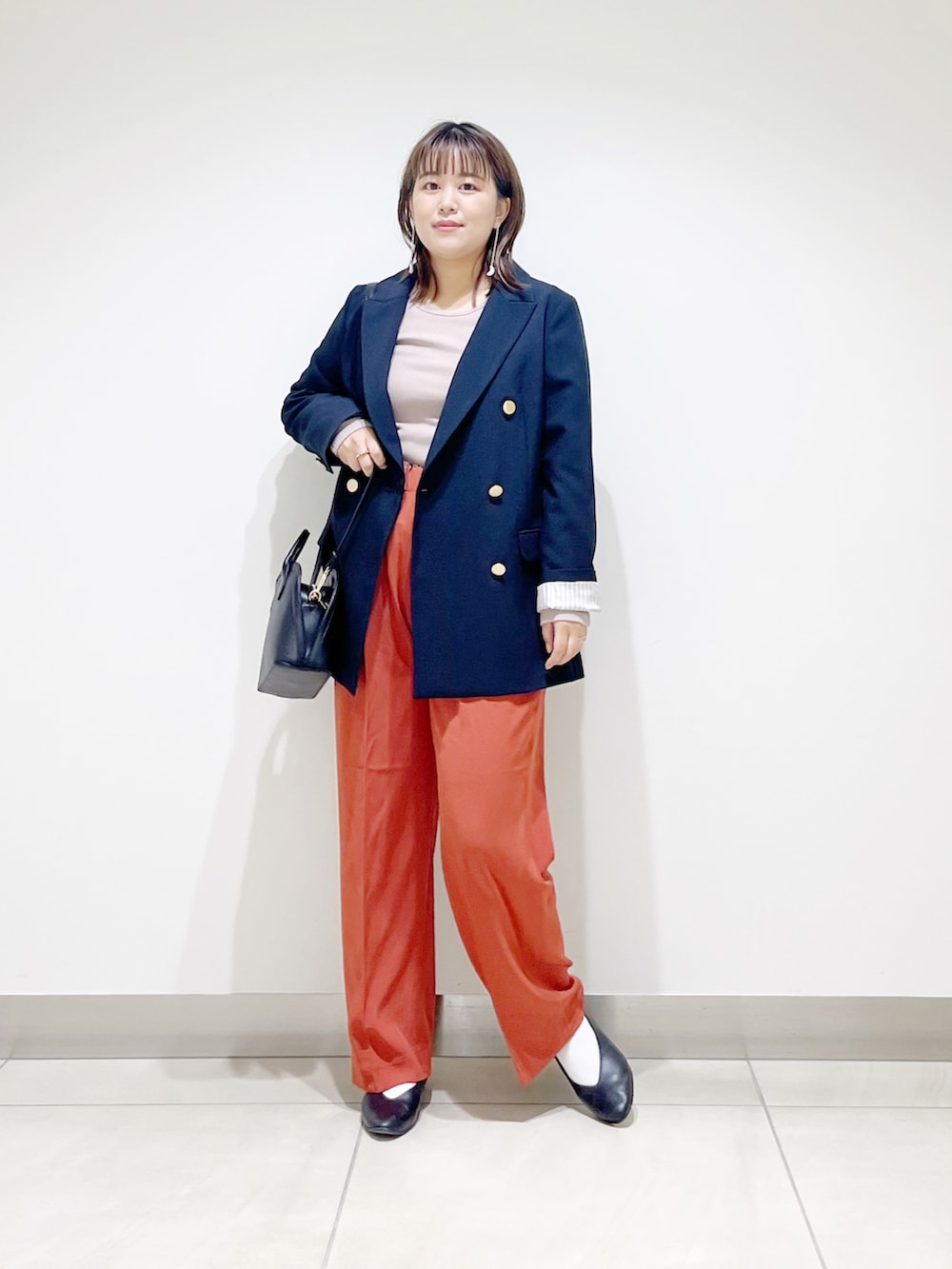 ブルー系のその他アウター、ベージュ系のTシャツ/カットソー、ブラック系のショルダーバッグを着用したレディースの夏コーディネートの2枚目の写真