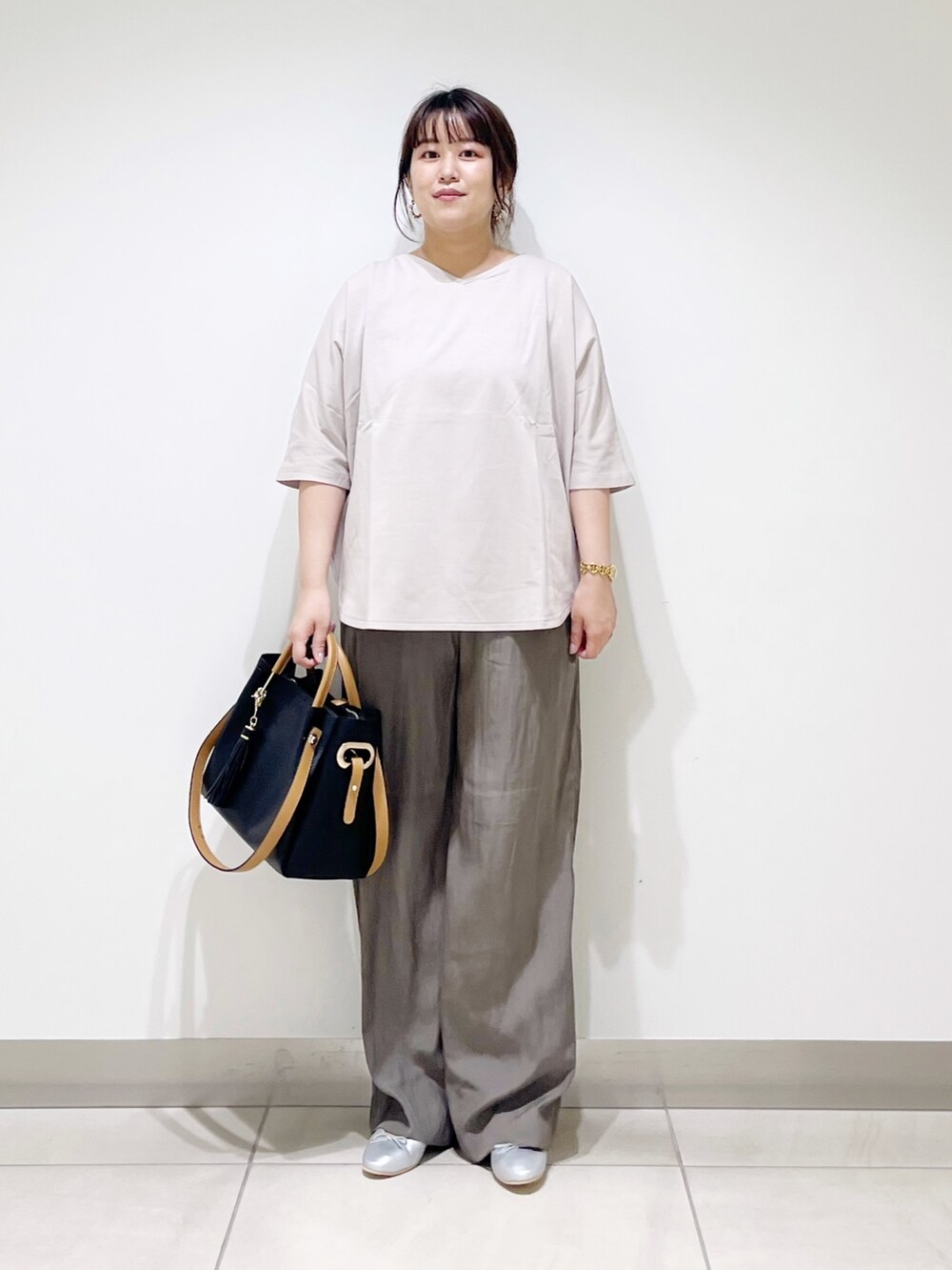 グレー系のTシャツ/カットソー、ブラック系のトートバッグ、ブラウン系のその他パンツを着用したレディースの夏コーディネートの7枚目の写真