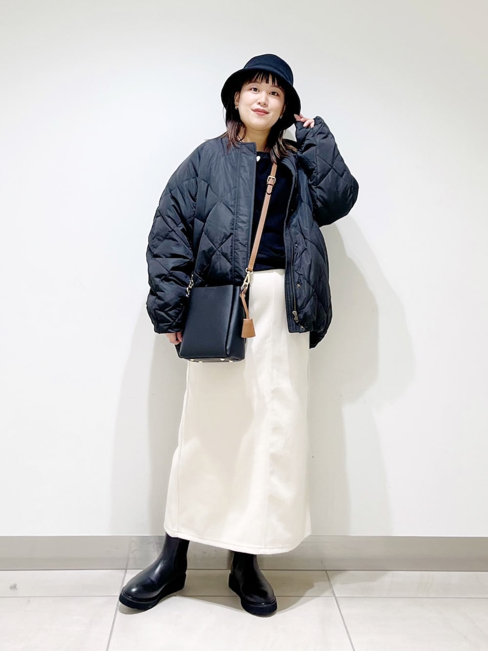 ブラック系のTシャツ/カットソー、ブラック系のその他アウター、ホワイト系のスカートを着用したレディースの秋コーディネートの7枚目の写真