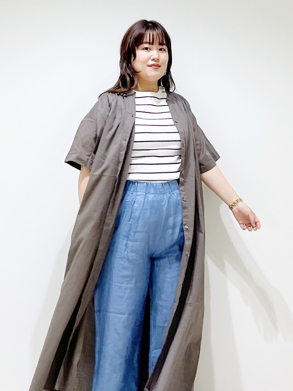 ブルー系のその他パンツ、ホワイト系のTシャツ/カットソー、グリーン系のワンピースを着用したレディースの夏コーディネートの7枚目の写真