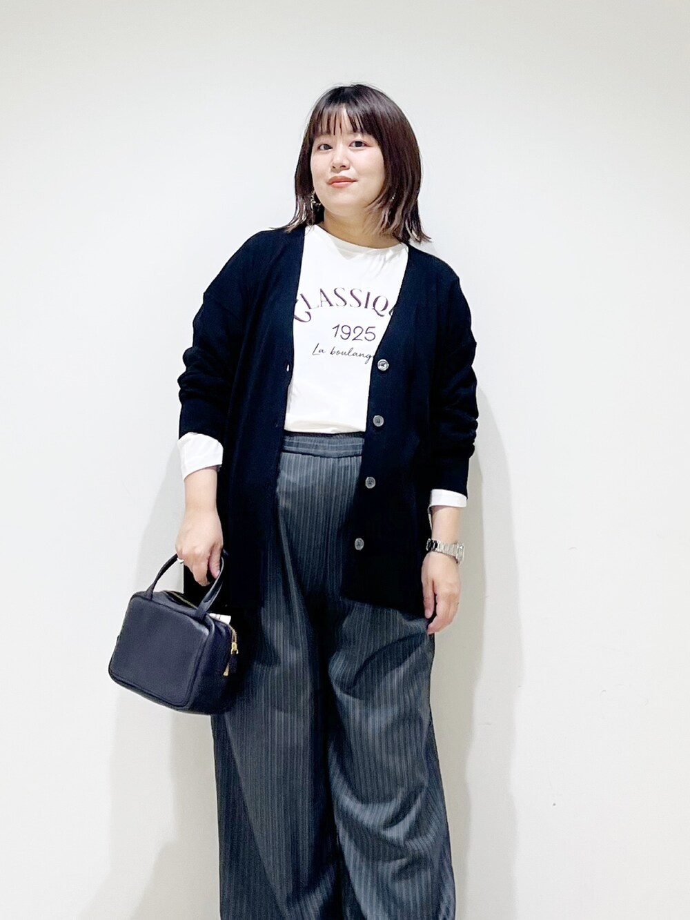 ブラック系のカーディガン/ボレロ、その他のその他パンツ、ホワイト系のTシャツ/カットソーを着用したレディースの秋コーディネートの4枚目の写真