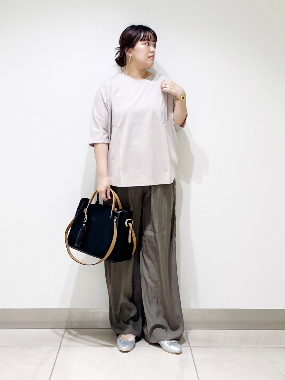 グレー系のTシャツ/カットソー、ブラック系のトートバッグ、ブラウン系のその他パンツを着用したレディースの夏コーディネートの4枚目の写真