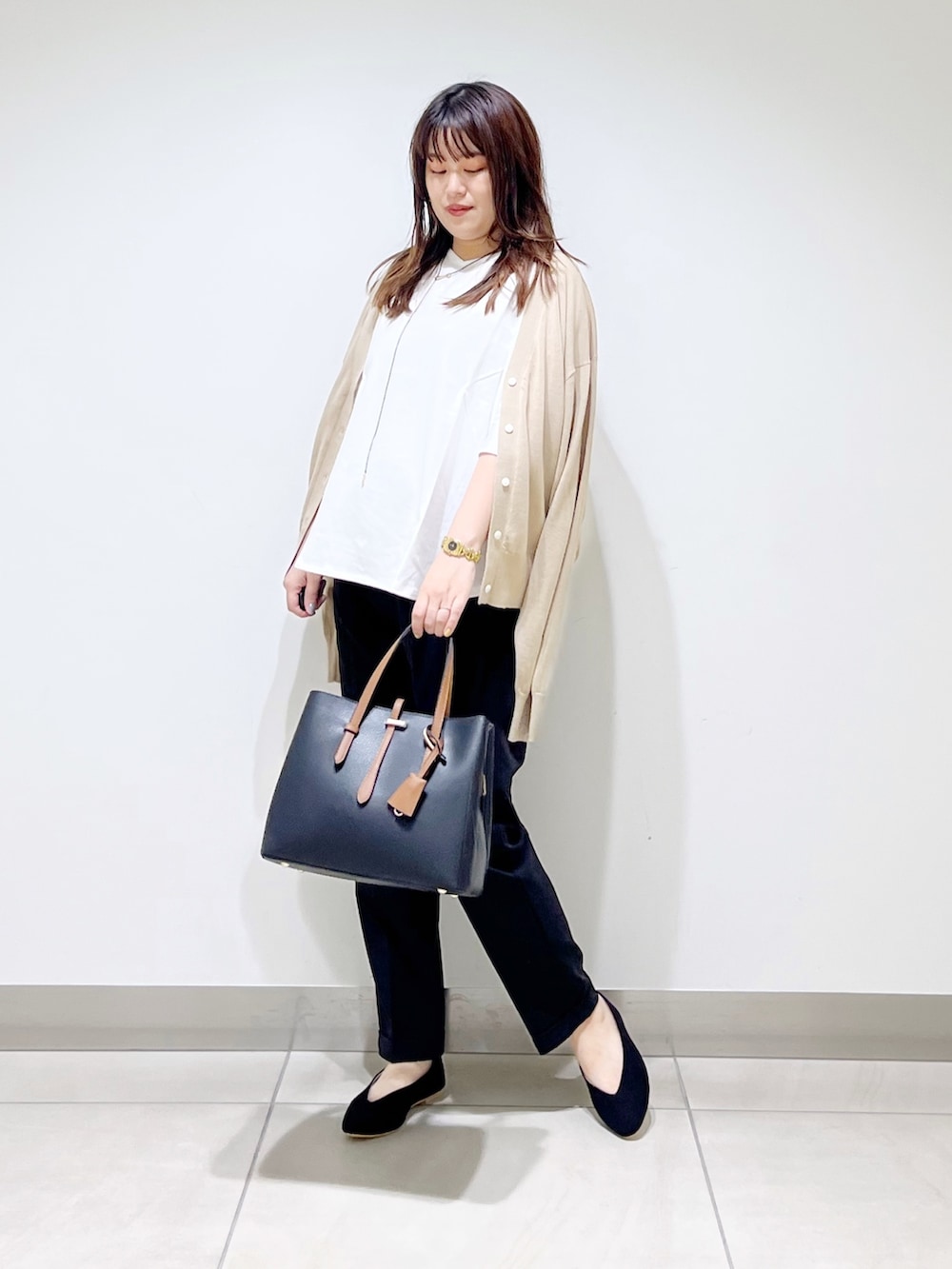 ホワイト系のTシャツ/カットソー、ベージュ系のカーディガン/ボレロ、ブルー系のパンツを着用したレディースの夏コーディネートの6枚目の写真