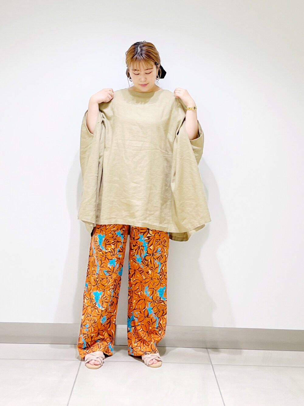 オレンジ系のその他パンツ、ベージュ系のシャツ/ブラウス、ベージュ系のサンダルを着用したレディースの夏コーディネートの2枚目の写真