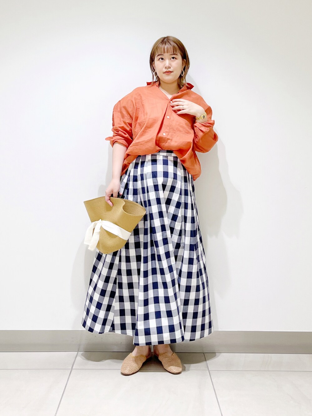 オレンジ系のトップス、その他のスカート、イエロー系のサンダルを着用したレディースの春コーディネートの2枚目の写真