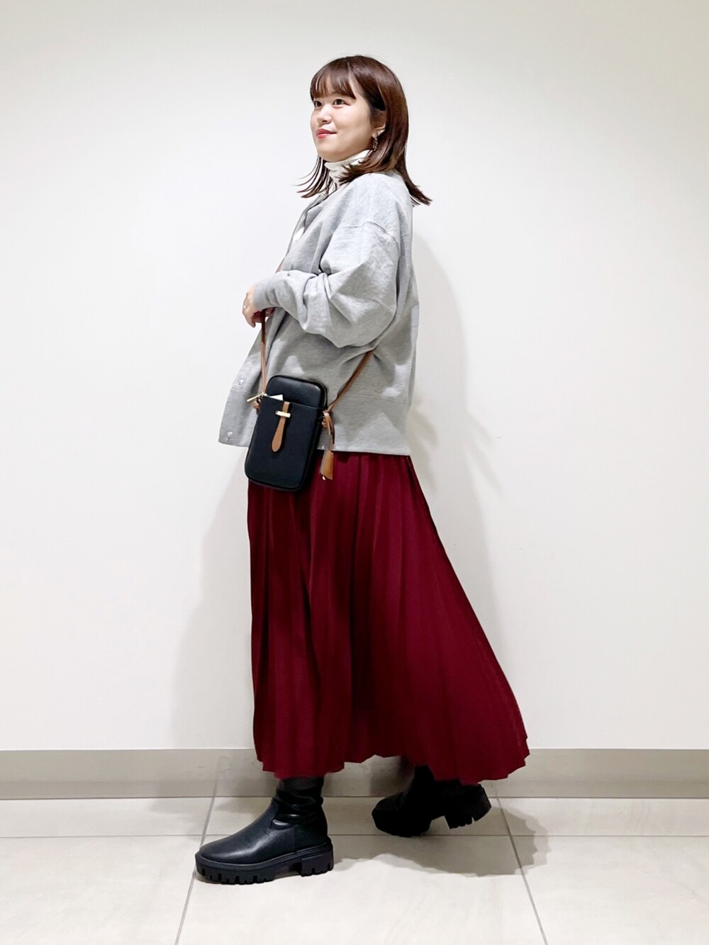 ホワイト系のトップス、グレー系のトップス、その他のスカートを着用したレディースの秋コーディネートの6枚目の写真