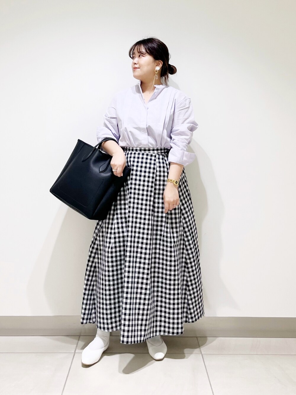 パープル系のシャツ/ブラウス、その他のスカート、ブラック系のトートバッグを着用したレディースの春コーディネートの5枚目の写真