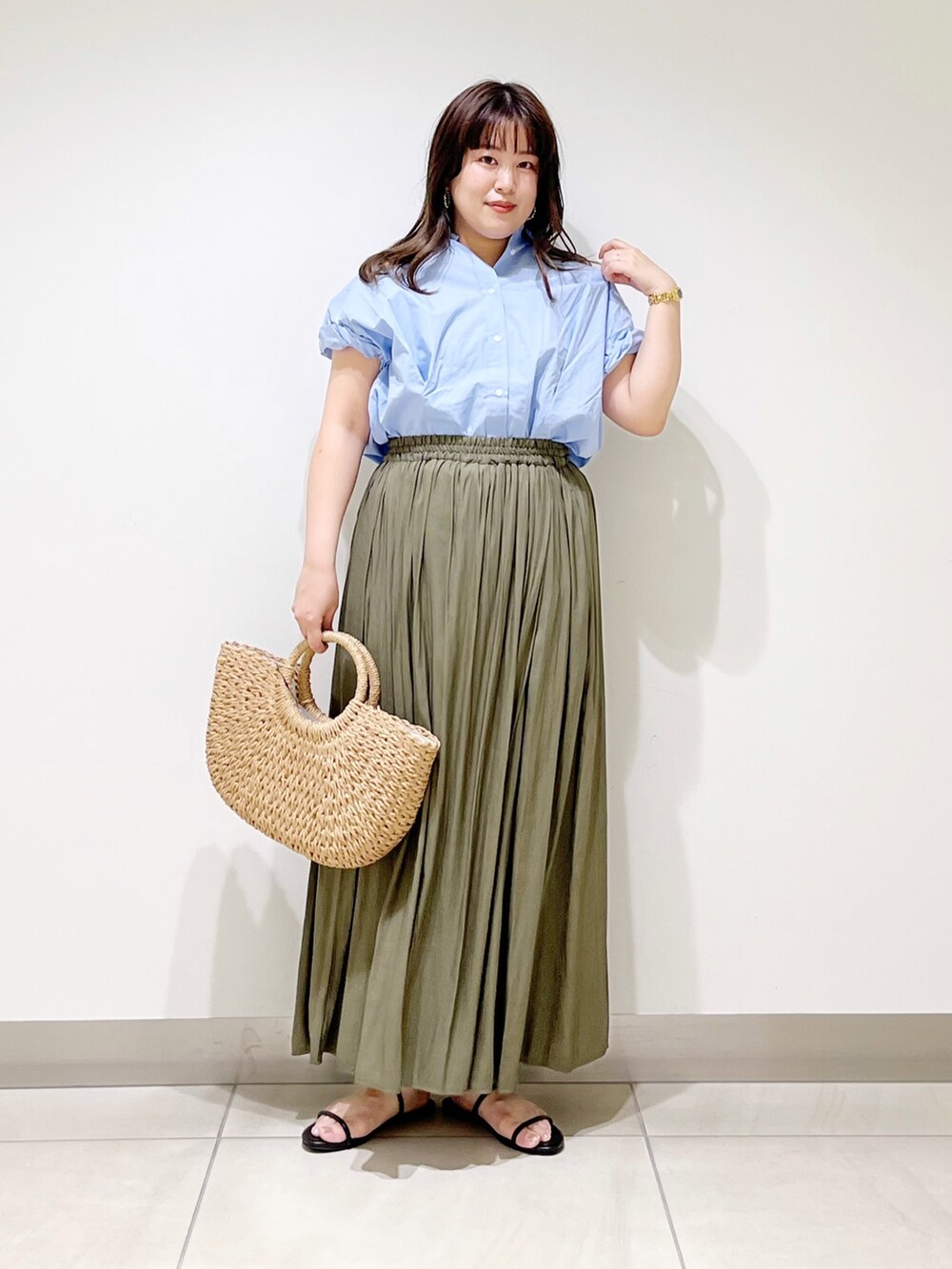 ブルー系のシャツ/ブラウス、グリーン系のその他パンツ、ベージュ系のかごバッグを着用したレディースの夏コーディネートの10枚目の写真