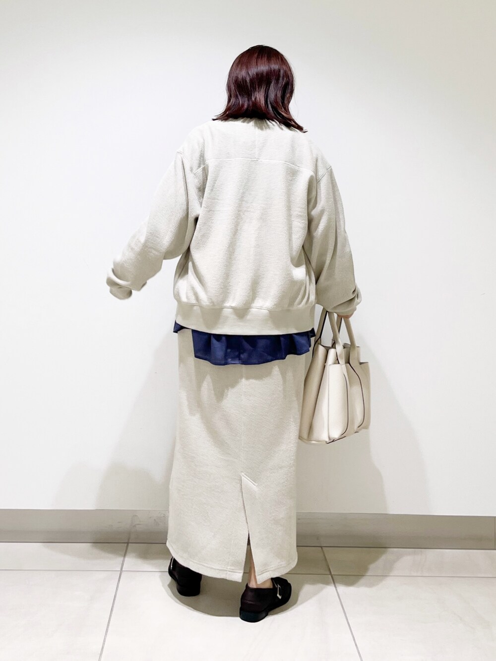 ブルー系のシャツ/ブラウス、ベージュ系のカーディガン/ボレロ、ベージュ系のスカートを着用したレディースの夏コーディネートの7枚目の写真