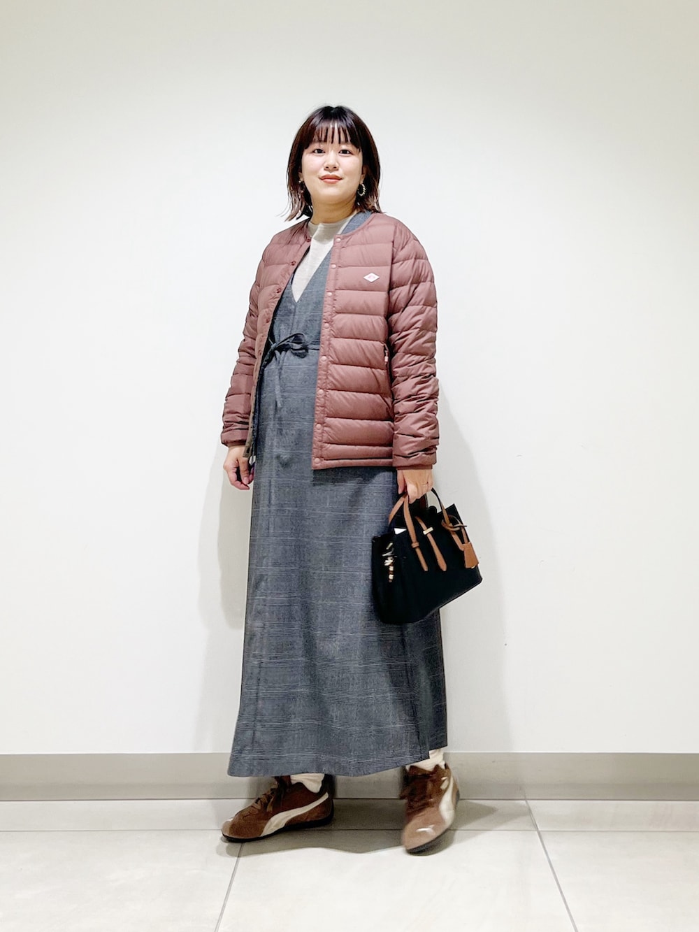 ピンク系のその他アウター、ベージュ系のニット/セーター、その他のワンピースを着用したレディースの秋コーディネートの10枚目の写真