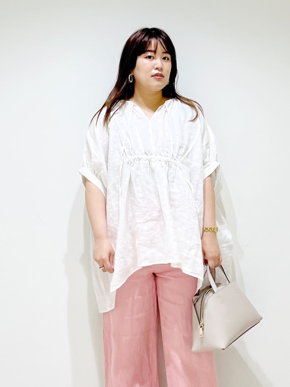 ホワイト系のシャツ/ブラウス、ピンク系のその他パンツ、グレー系のショルダーバッグを着用したレディースの夏コーディネートの8枚目の写真