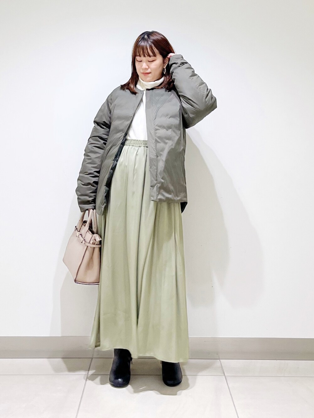 グリーン系のダウンジャケット/コート、ホワイト系のTシャツ/カットソー、その他のパンツを着用したレディースの秋コーディネートの4枚目の写真