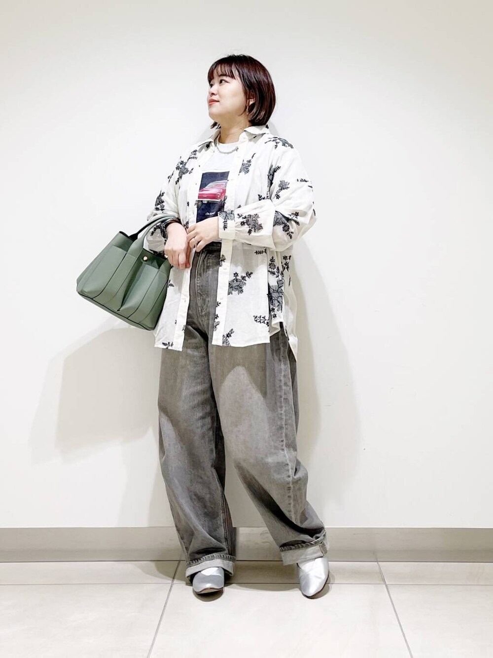 グリーン系のデニムパンツ、グリーン系のトートバッグ、シルバー系のパンプスを着用したレディースの春コーディネートの8枚目の写真