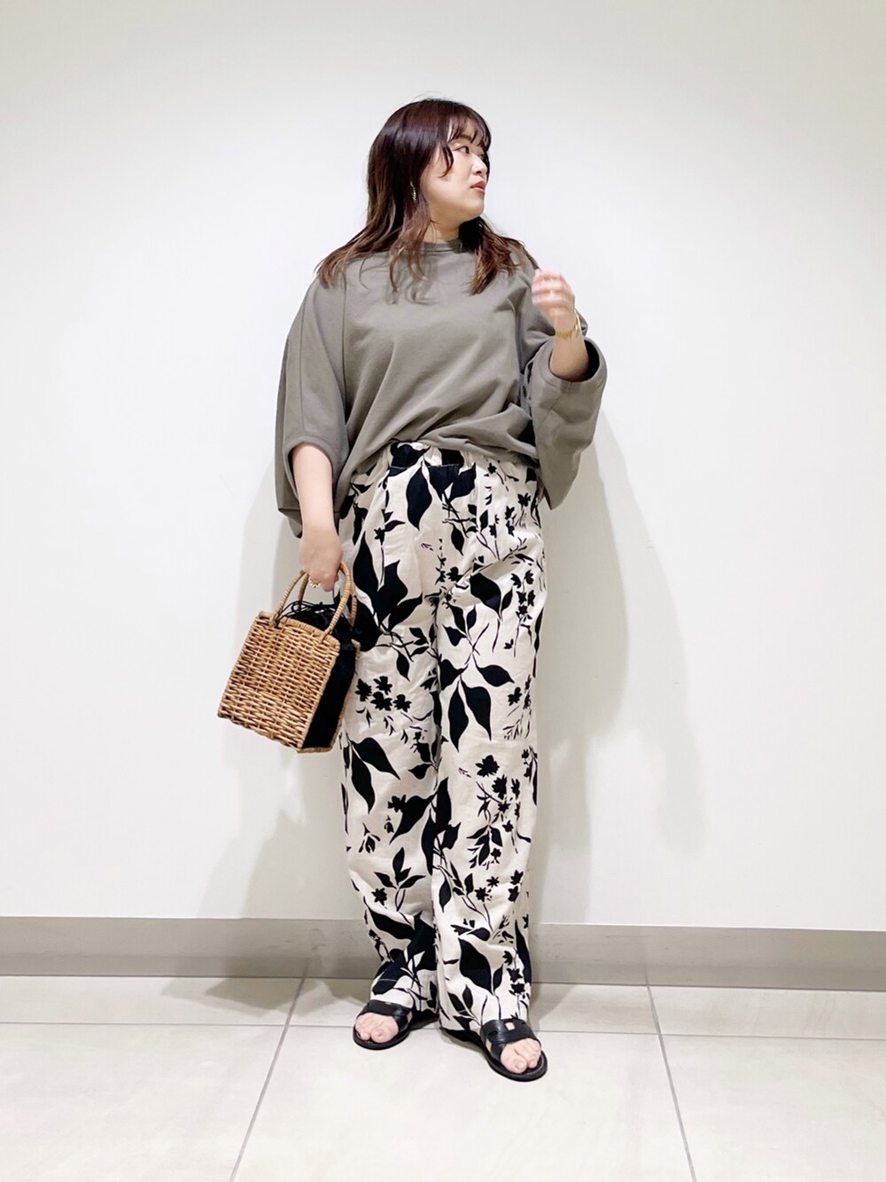 グリーン系のTシャツ/カットソー、ベージュ系のその他パンツ、ブラック系のハンドバッグを着用したレディースの春コーディネートの6枚目の写真