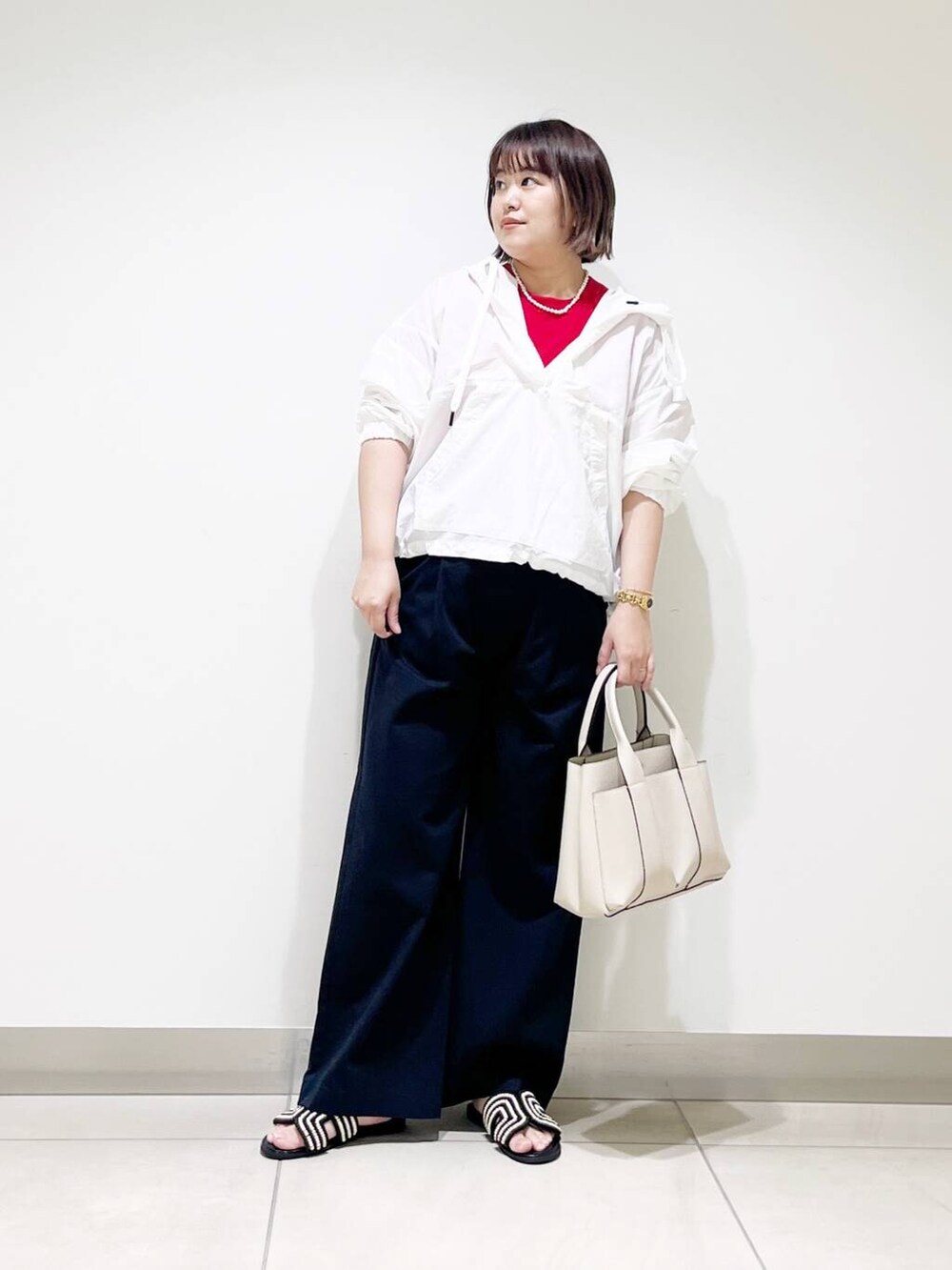 ホワイト系のトートバッグ、ブルー系のその他パンツ、ホワイト系のパーカーを着用したレディースの春コーディネートの2枚目の写真