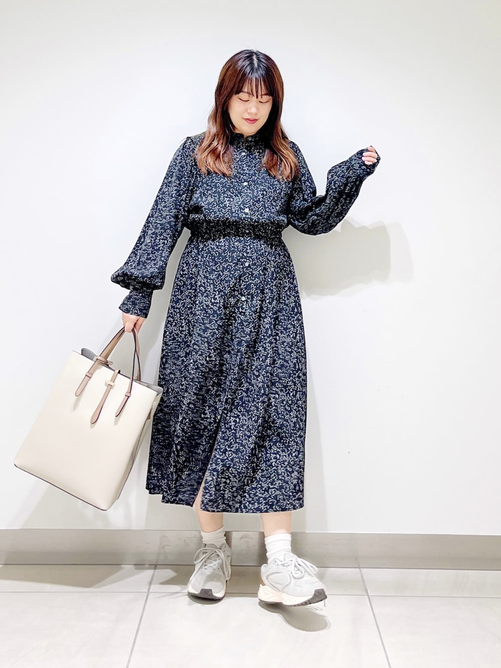 ブラック系のワンピース、ホワイト系のトートバッグ、グレー系のスニーカーを着用したレディースの夏コーディネートの9枚目の写真