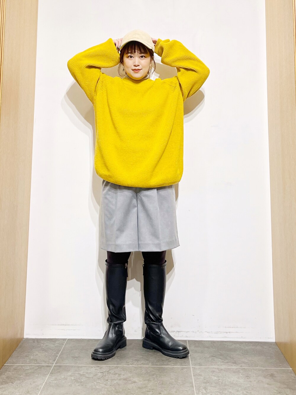 イエロー系のニット/セーター、グレー系のニット/セーター、グレー系のその他パンツを着用したレディースの冬コーディネートの3枚目の写真