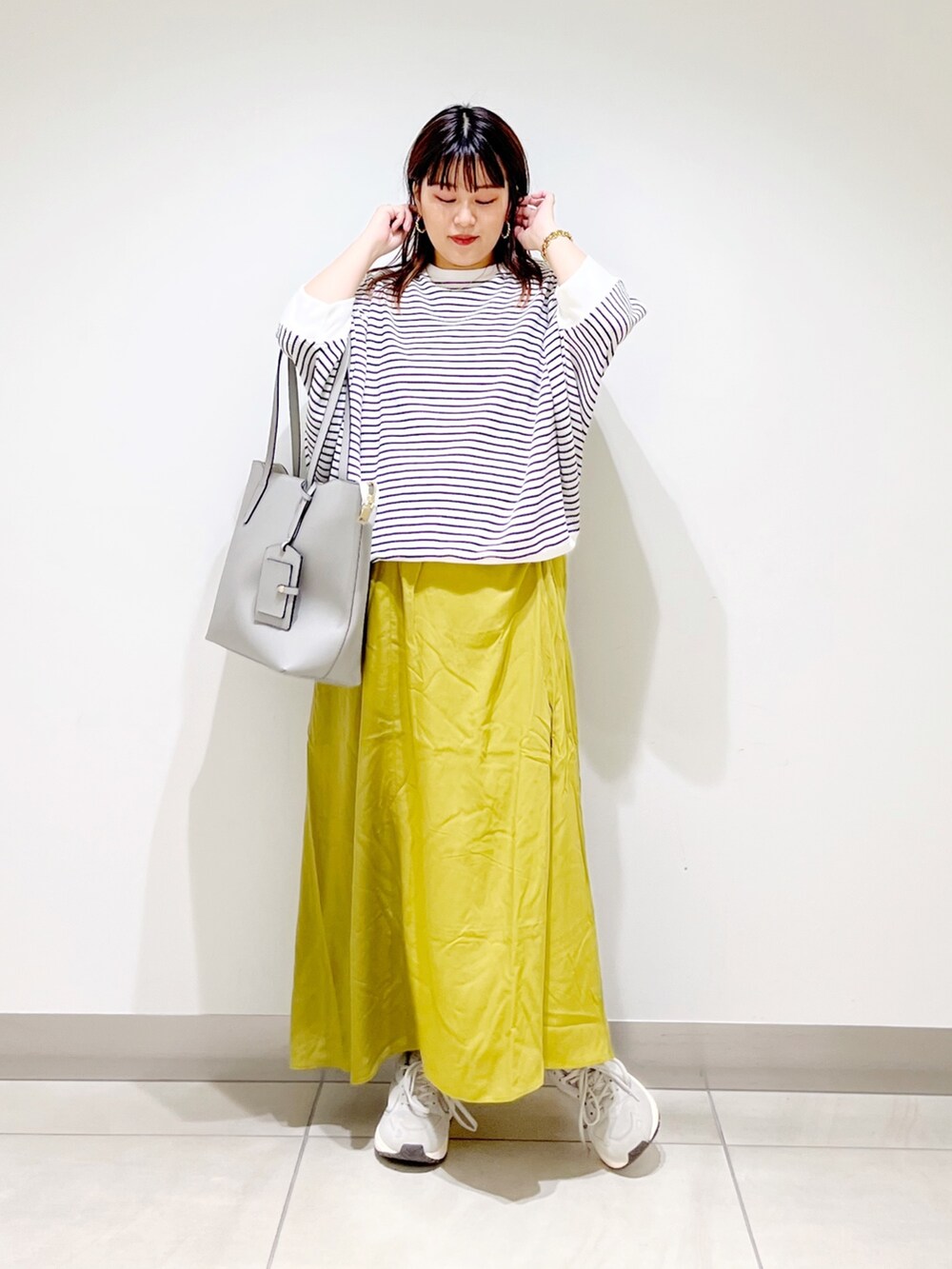 その他のスカート、グレー系のスニーカー、グレー系のトートバッグを着用したレディースの夏コーディネートの9枚目の写真