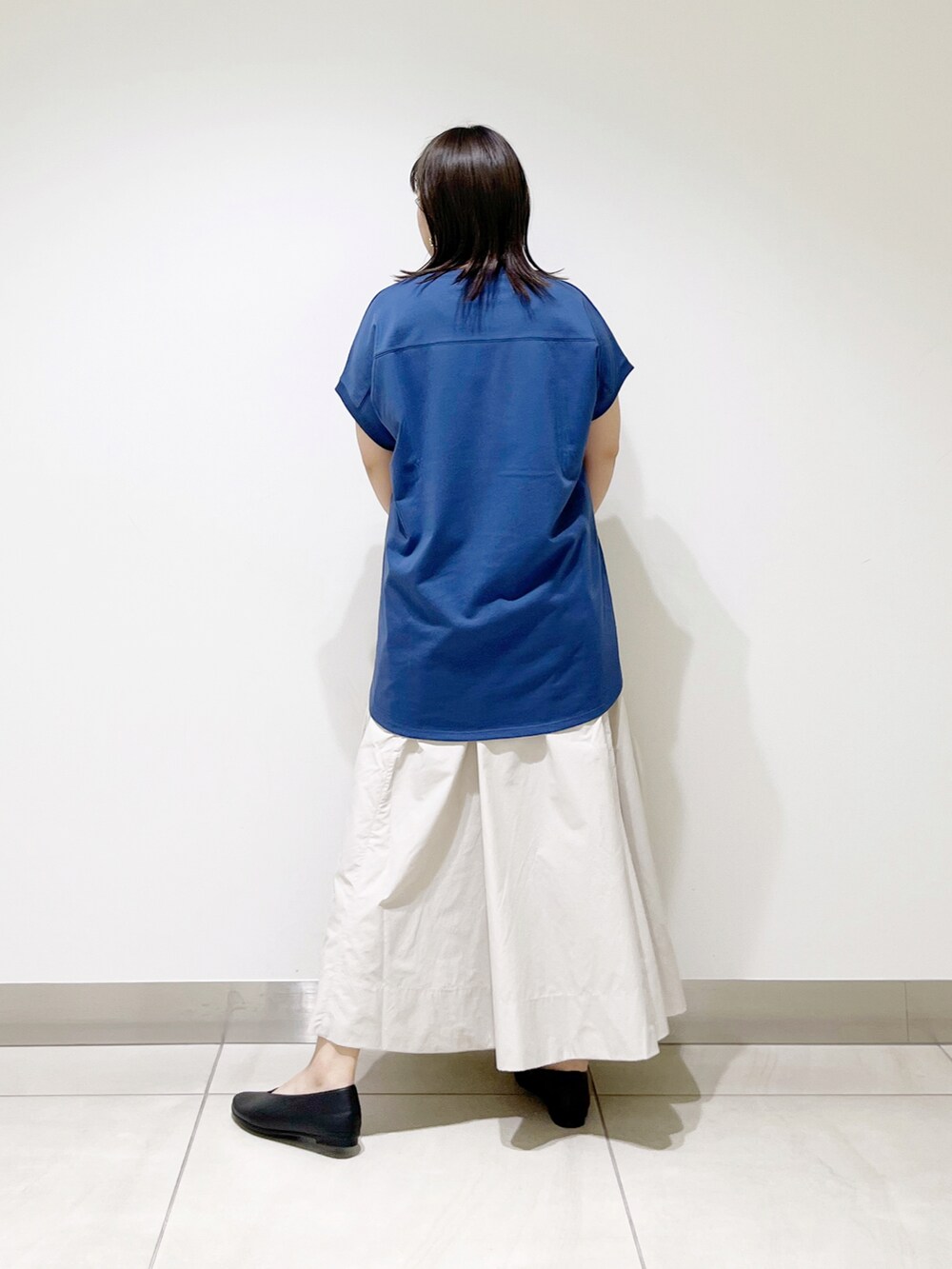 ブルー系のTシャツ/カットソー、ベージュ系のショルダーバッグ、ブラック系のパンプスを着用したレディースの夏コーディネートの4枚目の写真