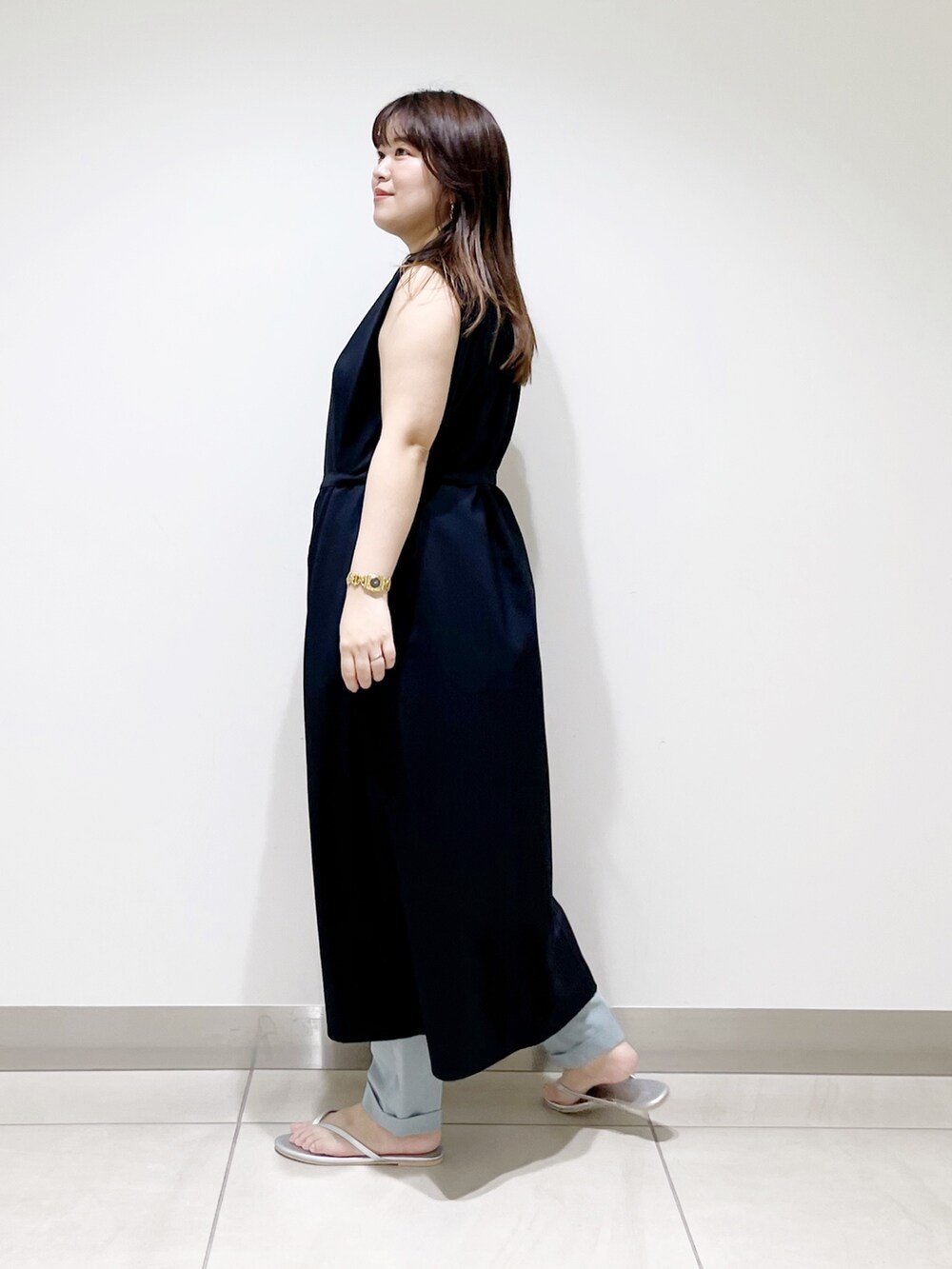 ブルー系のワンピース、ブルー系のその他パンツ、シルバー系のサンダルを着用したレディースの夏コーディネートの5枚目の写真