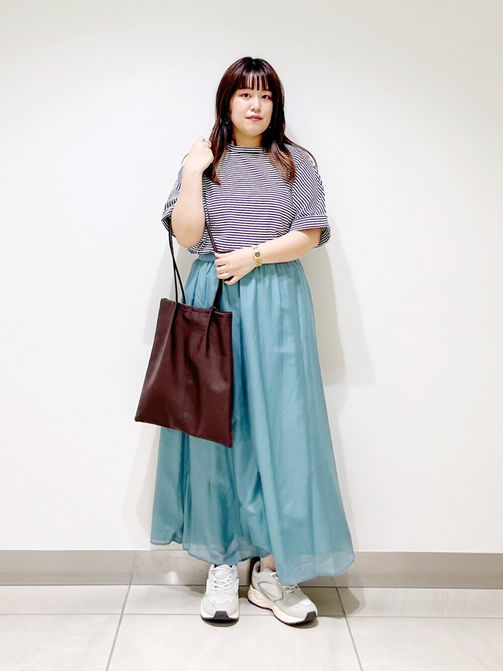 ホワイト系のTシャツ/カットソー、ホワイト系のスカート、ブラウン系のトートバッグを着用したレディースの夏コーディネートの10枚目の写真