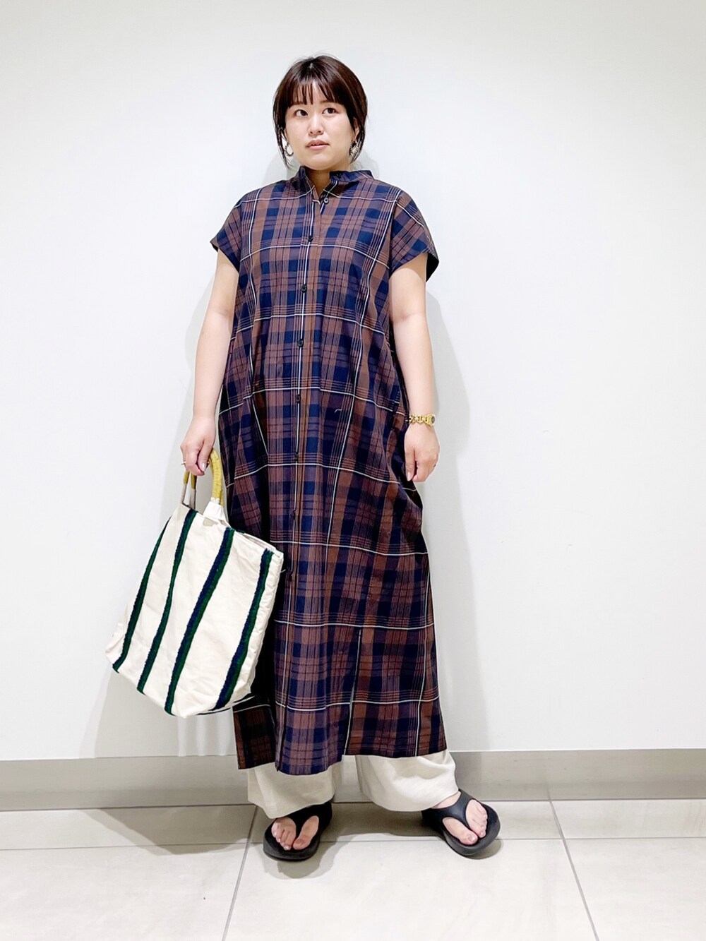 ブラウン系のワンピース、ベージュ系のその他パンツ、ブラック系のサンダルを着用したレディースの春コーディネートの4枚目の写真