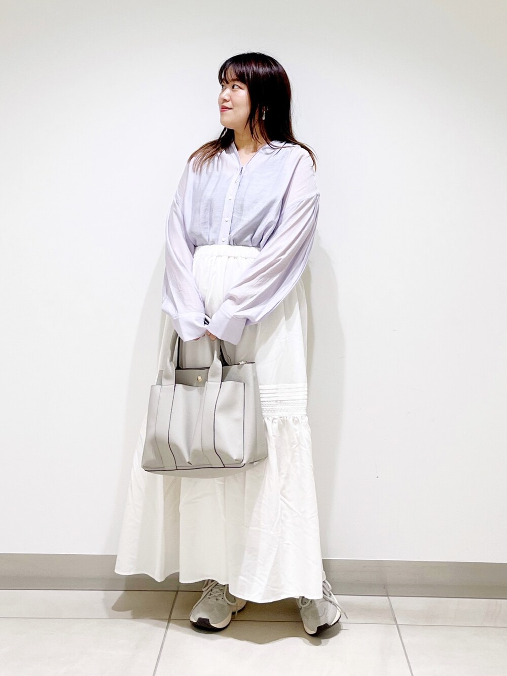パープル系のシャツ/ブラウス、ホワイト系のスカート、グレー系のトートバッグを着用したレディースの夏コーディネートの10枚目の写真
