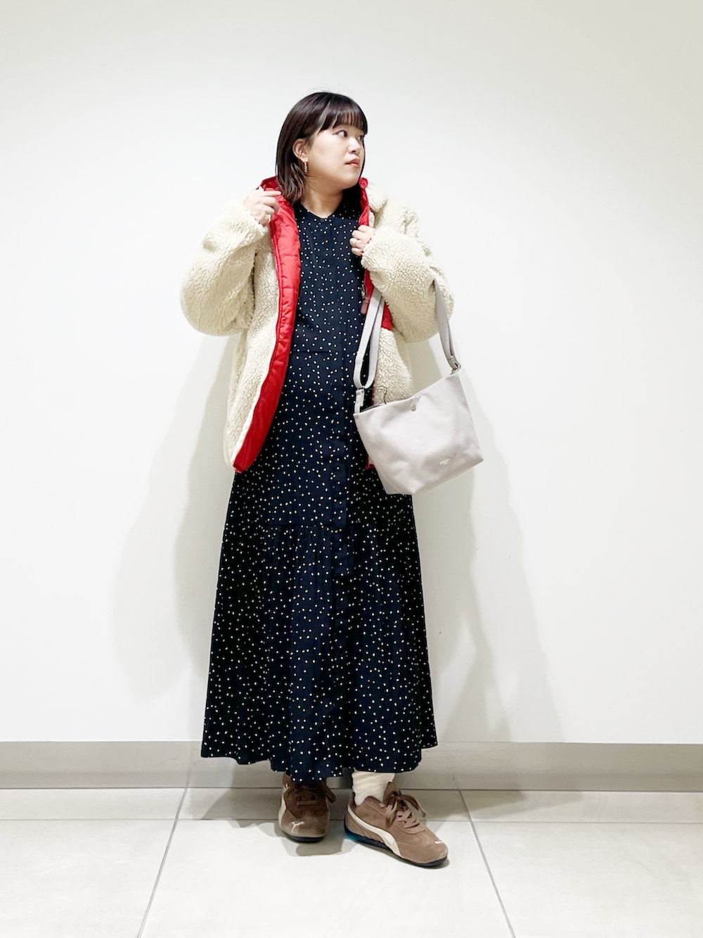 レッド系のその他アウター、ブラック系のワンピース、グレー系のショルダーバッグを着用したレディースの秋コーディネートの8枚目の写真