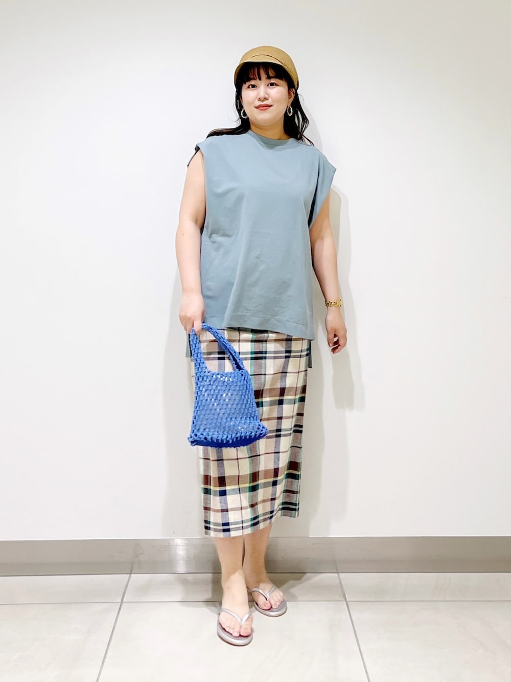 ブルー系のTシャツ/カットソー、グリーン系のスカート、ブルー系のハンドバッグを着用したレディースの夏コーディネートの5枚目の写真