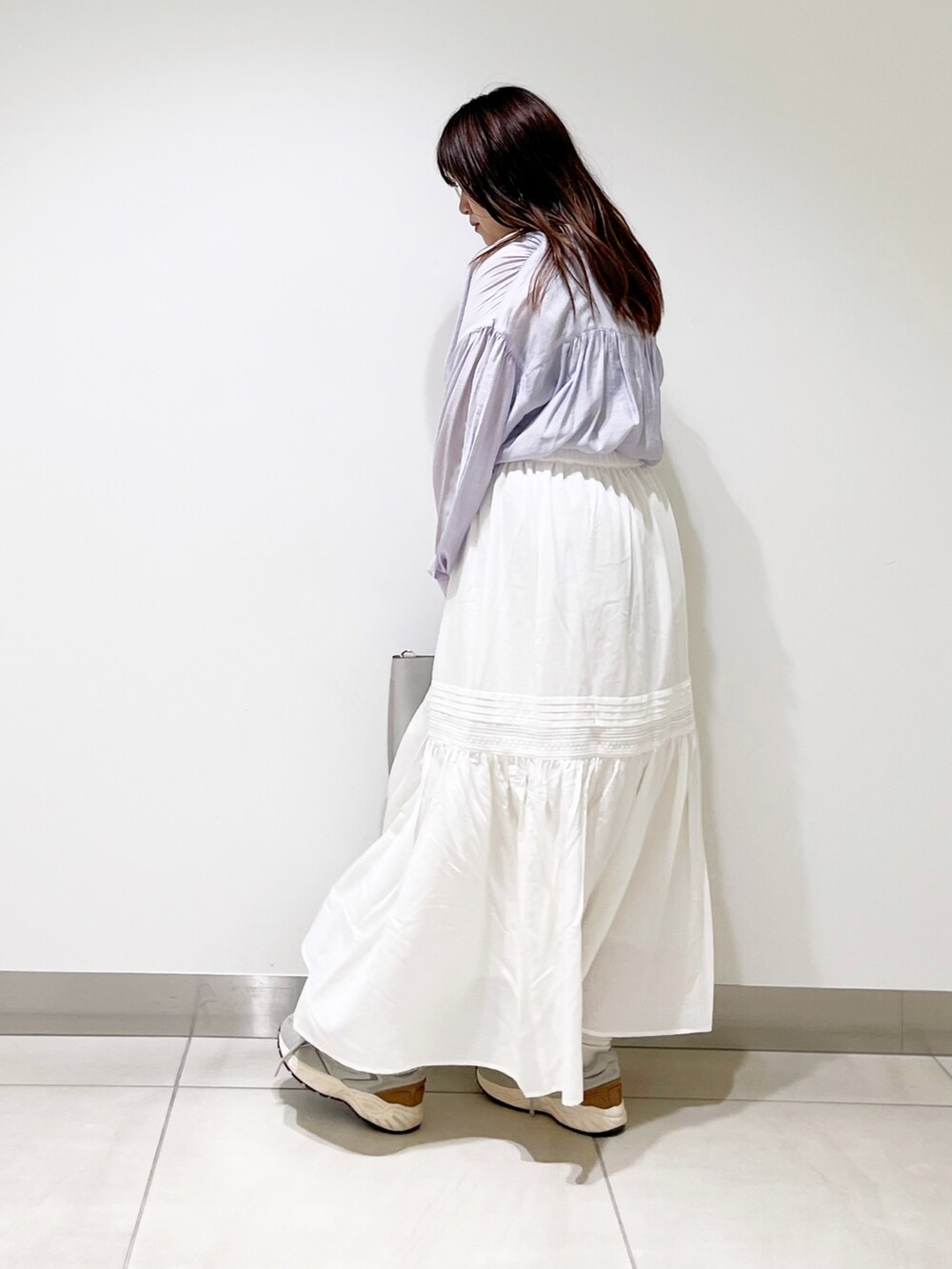 パープル系のシャツ/ブラウス、ホワイト系のスカート、グレー系のトートバッグを着用したレディースの夏コーディネートの8枚目の写真