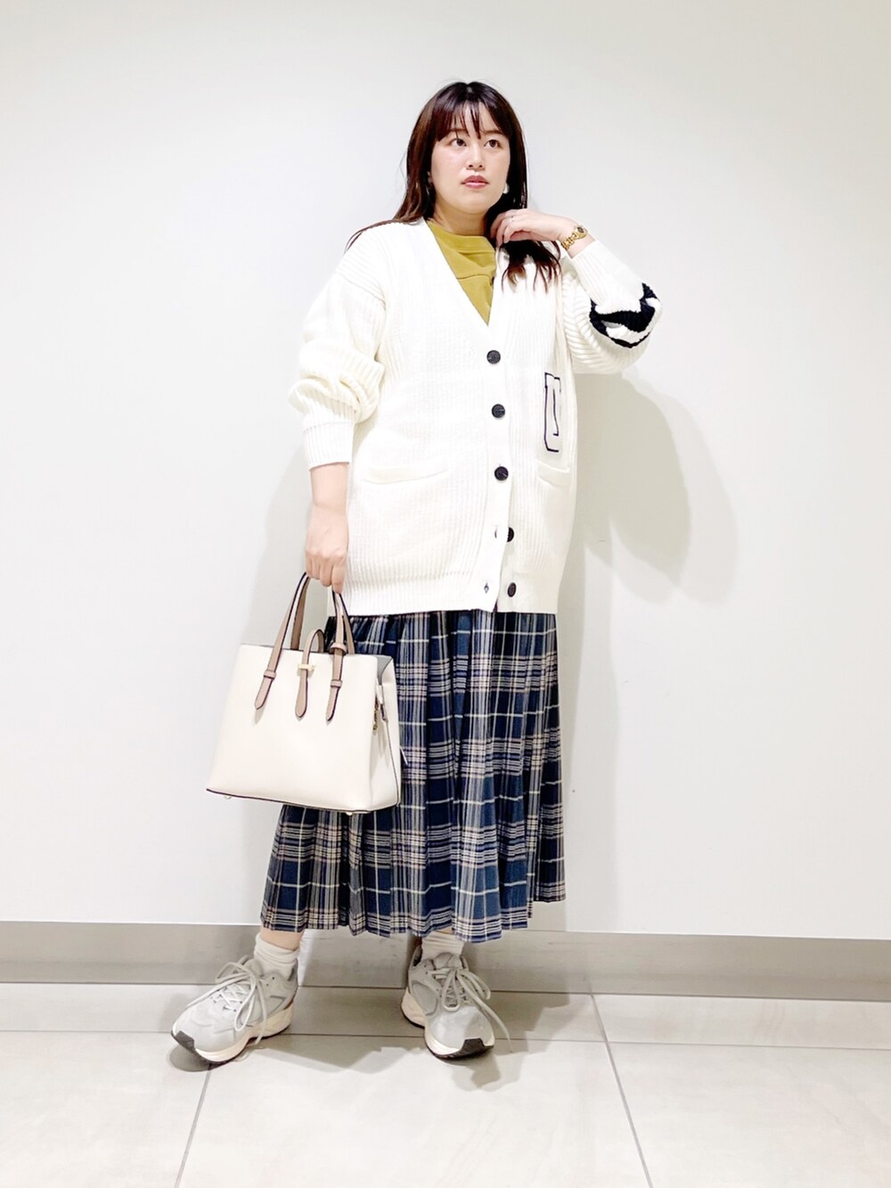 ホワイト系のカーディガン/ボレロ、グリーン系のTシャツ/カットソー、ホワイト系のトートバッグを着用したレディースの夏コーディネートの9枚目の写真