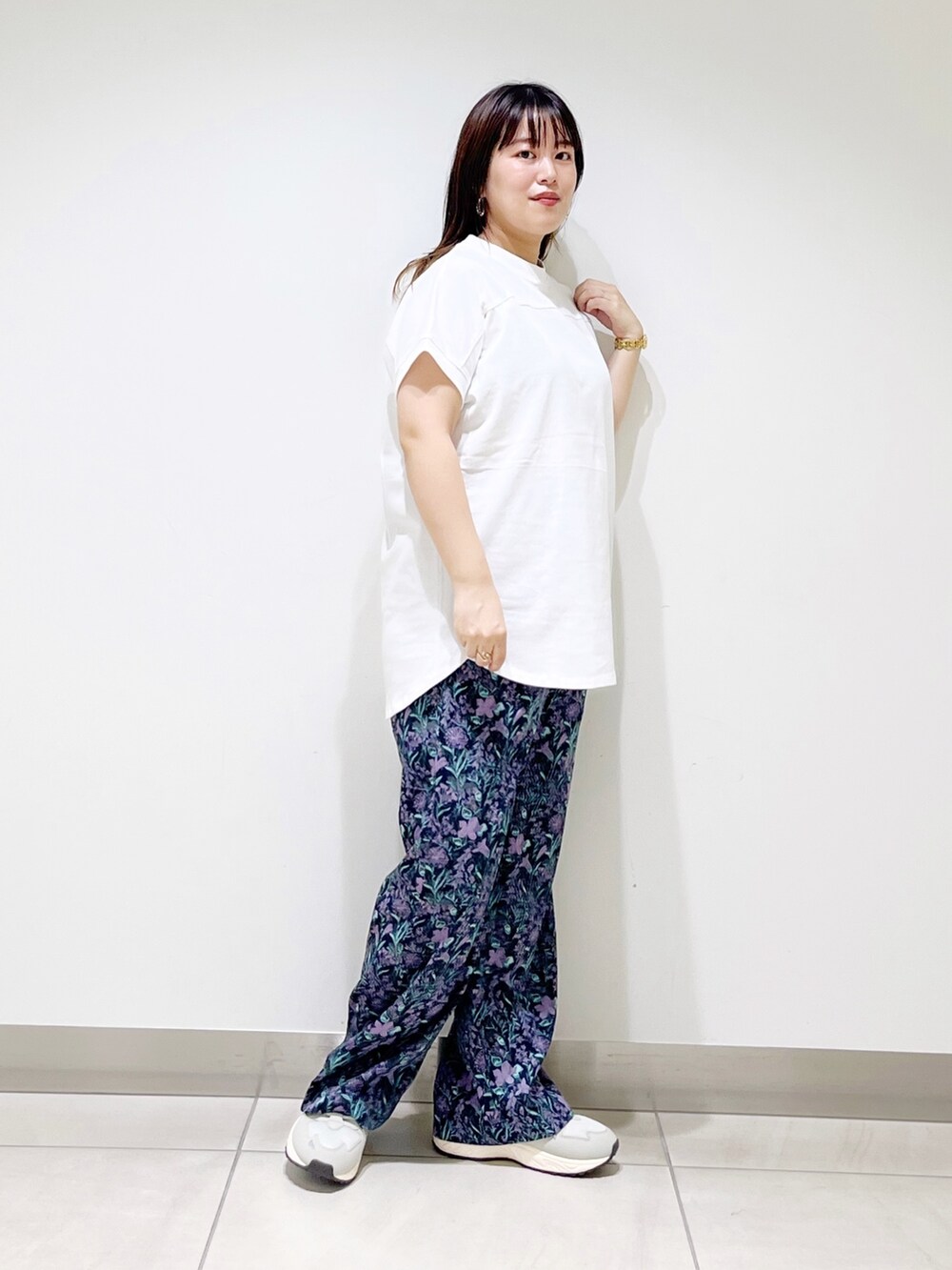 ホワイト系のトップス、ブルー系のその他パンツ、グレー系のスニーカーを着用したレディースの夏コーディネートの8枚目の写真