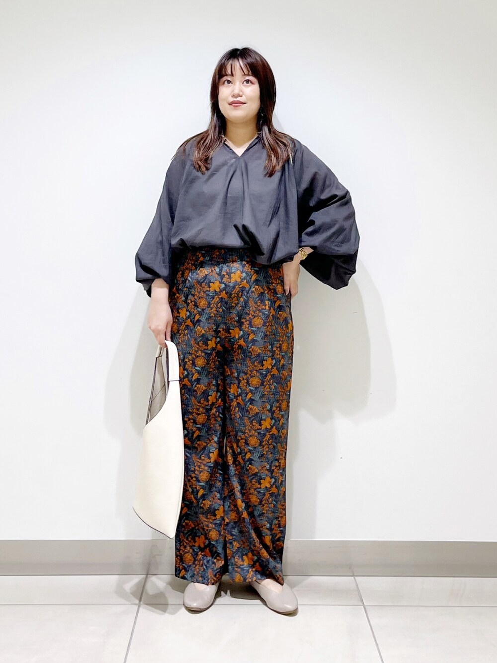 グレー系のシャツ/ブラウス、オレンジ系のその他パンツ、ホワイト系のトートバッグを着用したレディースの夏コーディネートの10枚目の写真