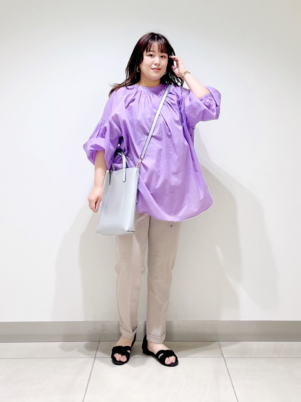 パープル系のシャツ/ブラウス、ベージュ系のその他パンツ、シルバー系のショルダーバッグを着用したレディースの春コーディネートの7枚目の写真