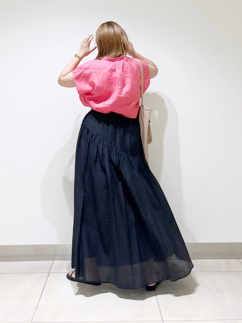 ピンク系のシャツ/ブラウス、ブラック系のスカート、ブラック系のサンダルを着用したレディースの夏コーディネートの3枚目の写真