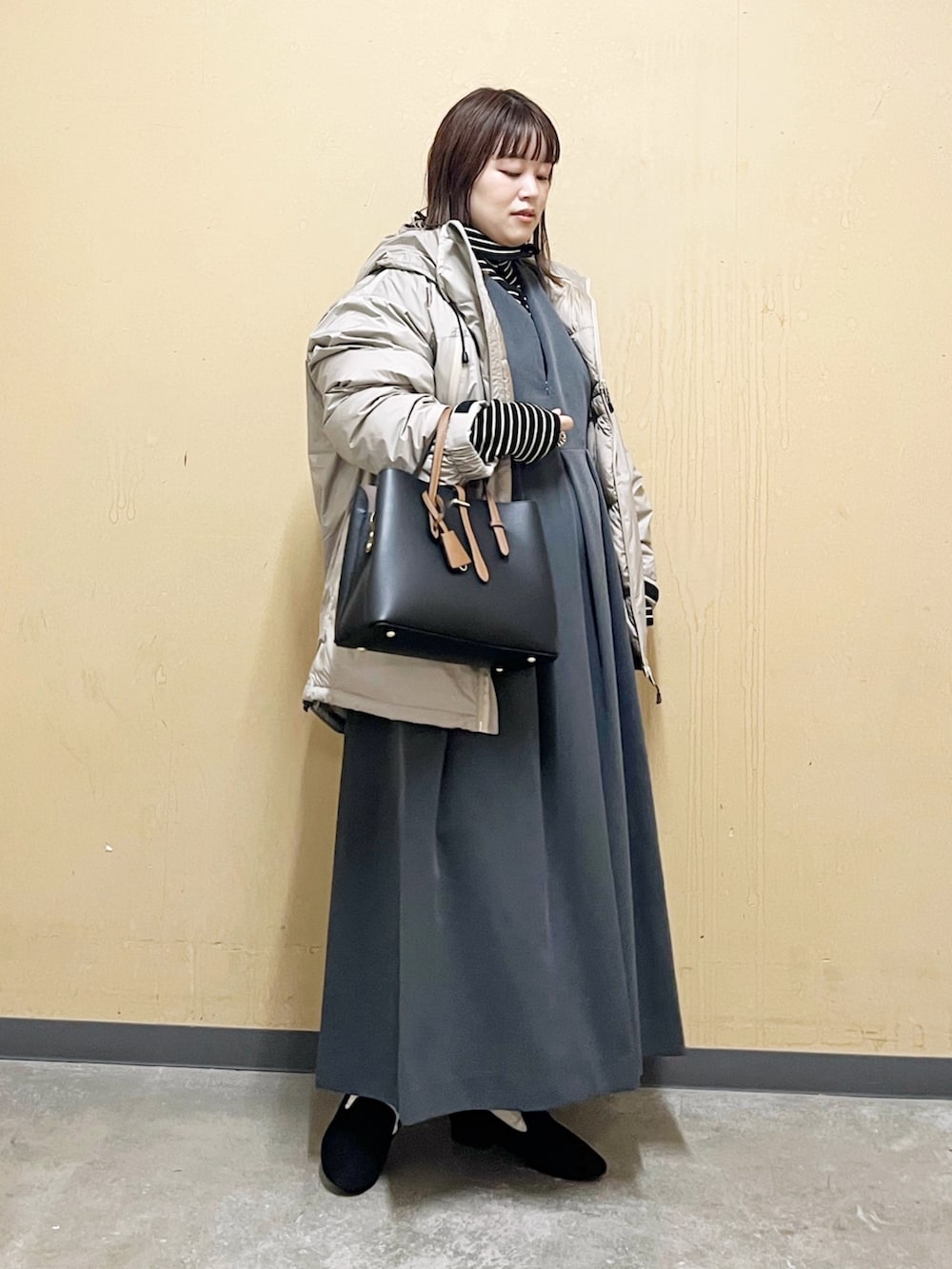 ベージュ系のダウンジャケット/コート、ブラック系のニット/セーター、グレー系のワンピース/ドレスを着用したレディースの秋コーディネートの8枚目の写真