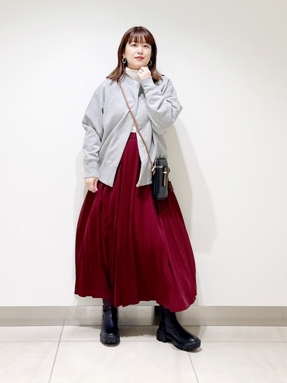 ホワイト系のトップス、グレー系のトップス、その他のスカートを着用したレディースの秋コーディネートの2枚目の写真