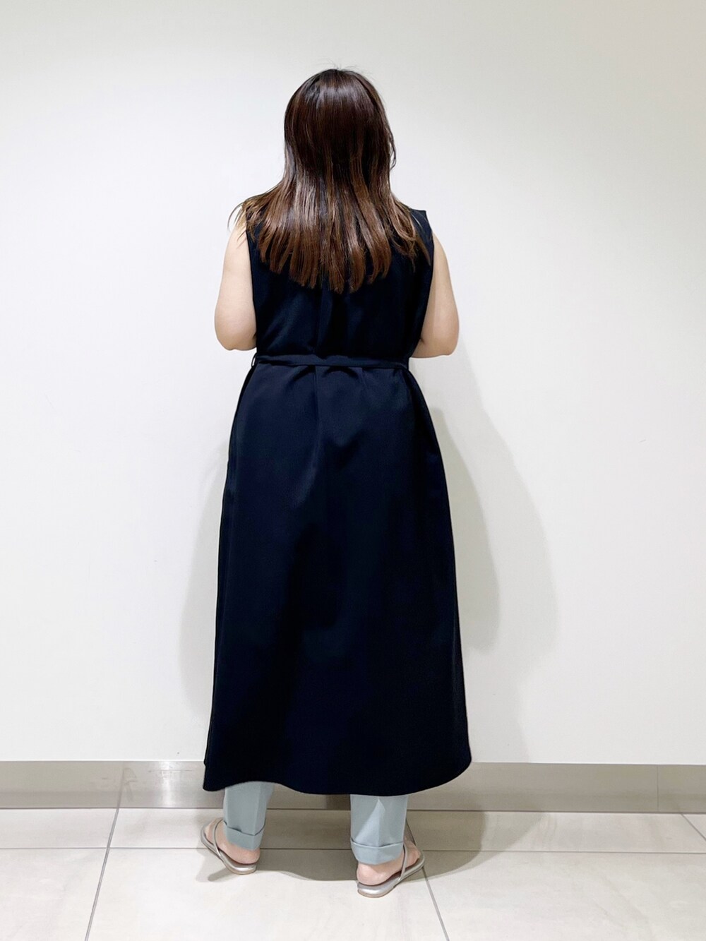 ブルー系のワンピース、ブルー系のその他パンツ、シルバー系のサンダルを着用したレディースの夏コーディネートの3枚目の写真