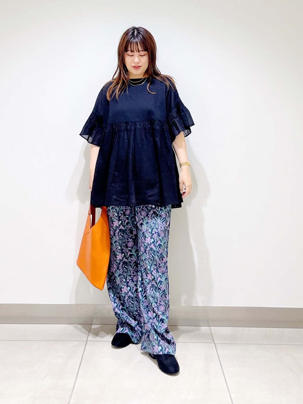 ブラック系のシャツ/ブラウス、オレンジ系のトートバッグ、ブルー系のその他パンツを着用したレディースの夏コーディネートの10枚目の写真