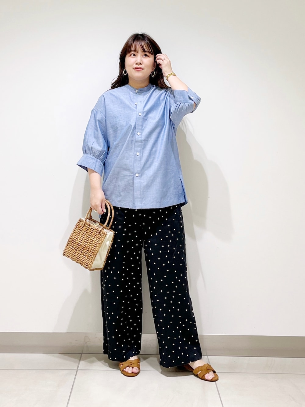 ブルー系のシャツ/ブラウス、ブラック系のその他パンツ、ベージュ系のハンドバッグを着用したレディースの夏コーディネートの9枚目の写真