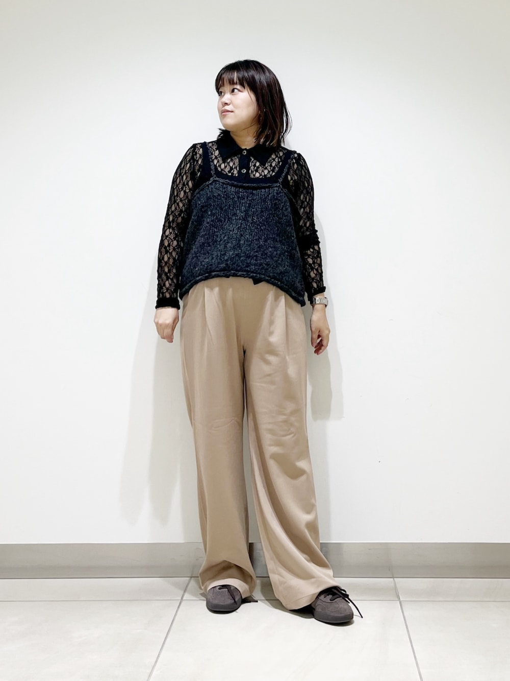 グレー系のニット/セーター、ブラック系のシャツ/ブラウス、ベージュ系のその他パンツを着用したレディースの秋コーディネートの2枚目の写真