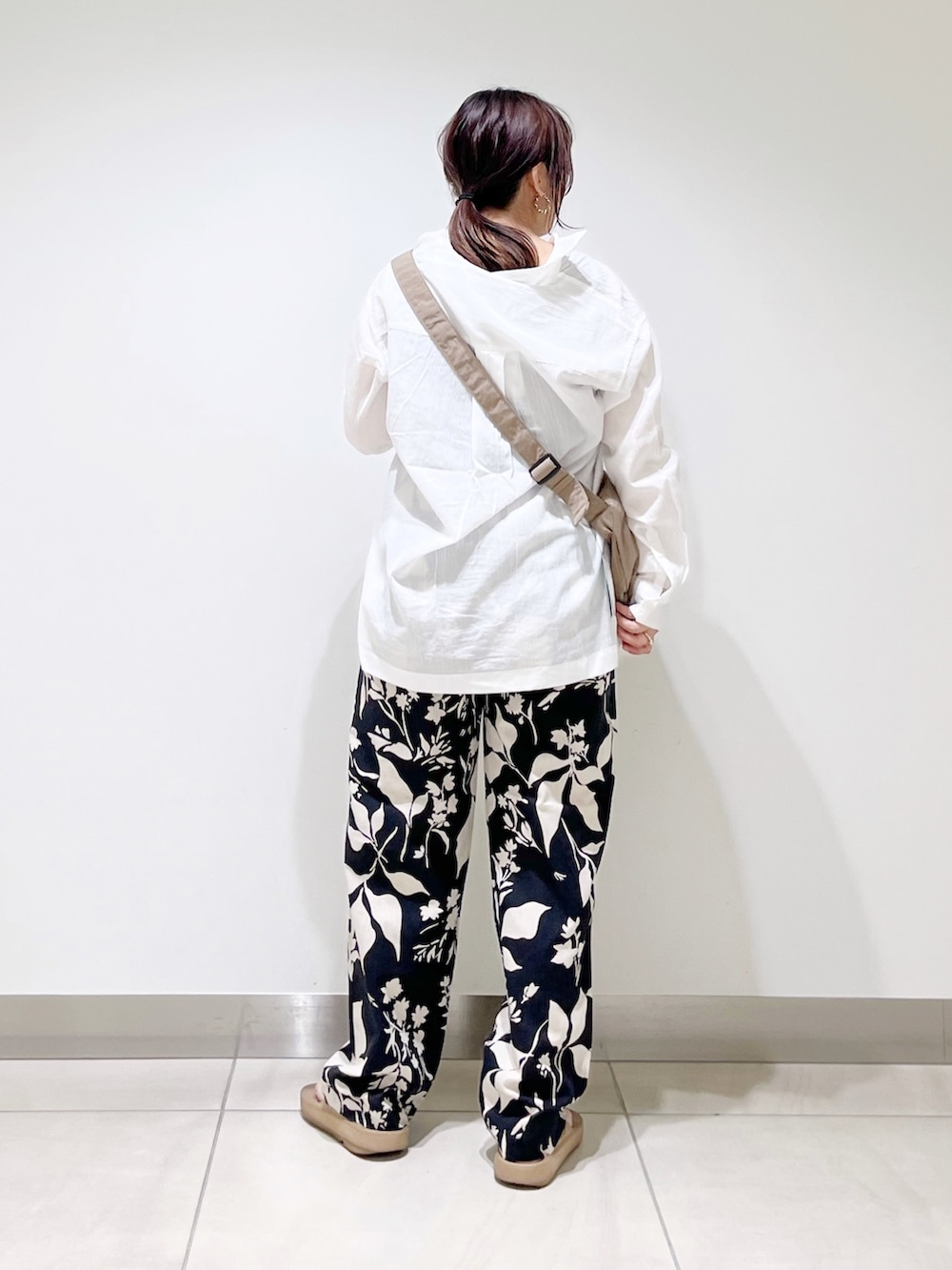 ホワイト系のシャツ/ブラウス、ブラウン系のタンクトップ、ブラック系のその他パンツを着用したレディースの夏コーディネートの4枚目の写真