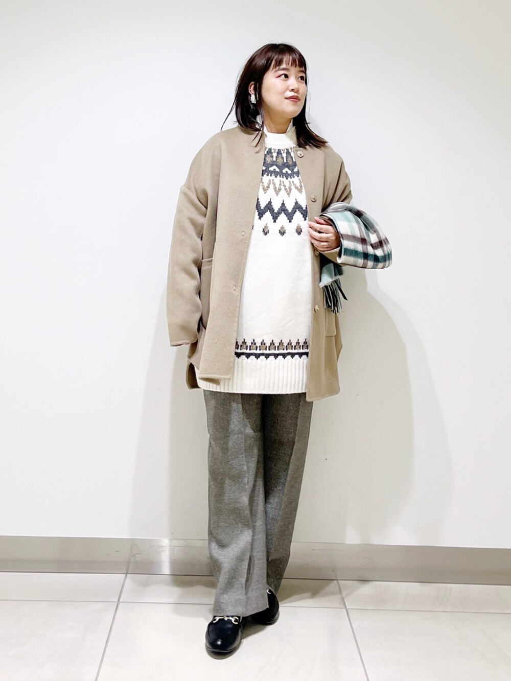 ベージュ系のノーカラージャケット、ホワイト系のニット/セーター、グレー系のその他パンツを着用したレディースの秋コーディネートの8枚目の写真