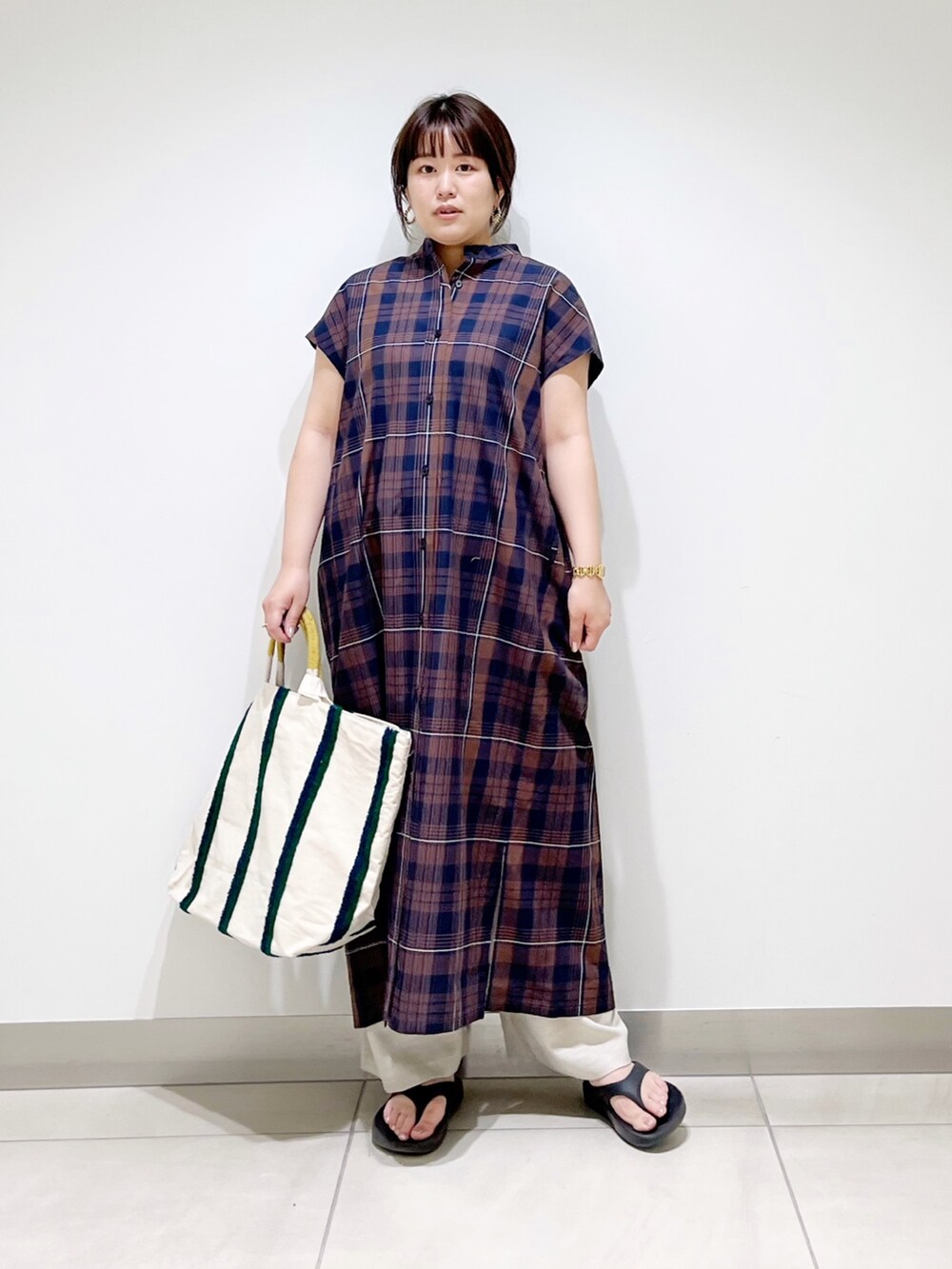 ブラウン系のワンピース、ベージュ系のその他パンツ、ブラック系のサンダルを着用したレディースの春コーディネートの7枚目の写真