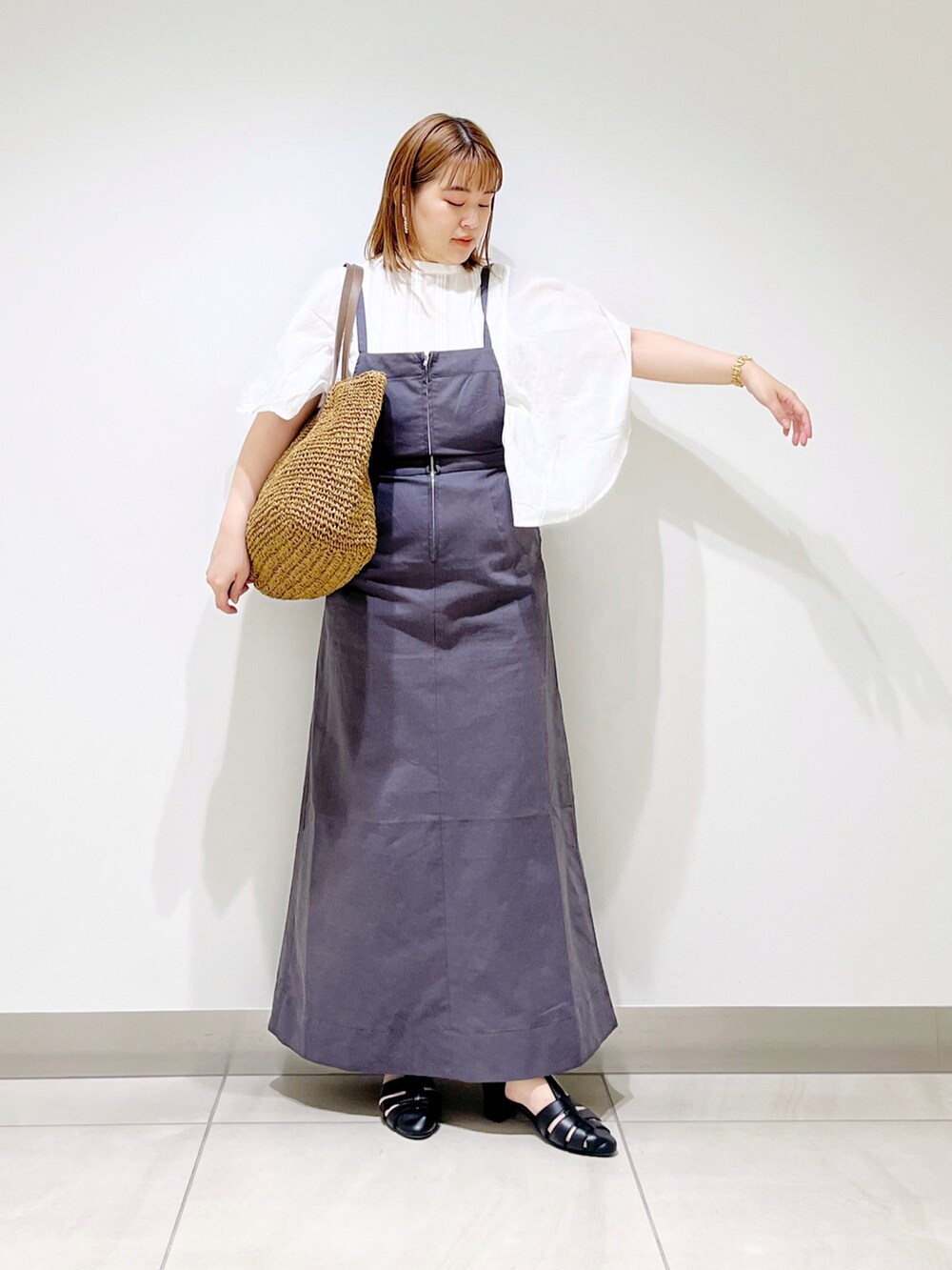 グレー系のワンピース、ホワイト系のシャツ/ブラウス、ベージュ系のトートバッグを着用したレディースの夏コーディネートの5枚目の写真