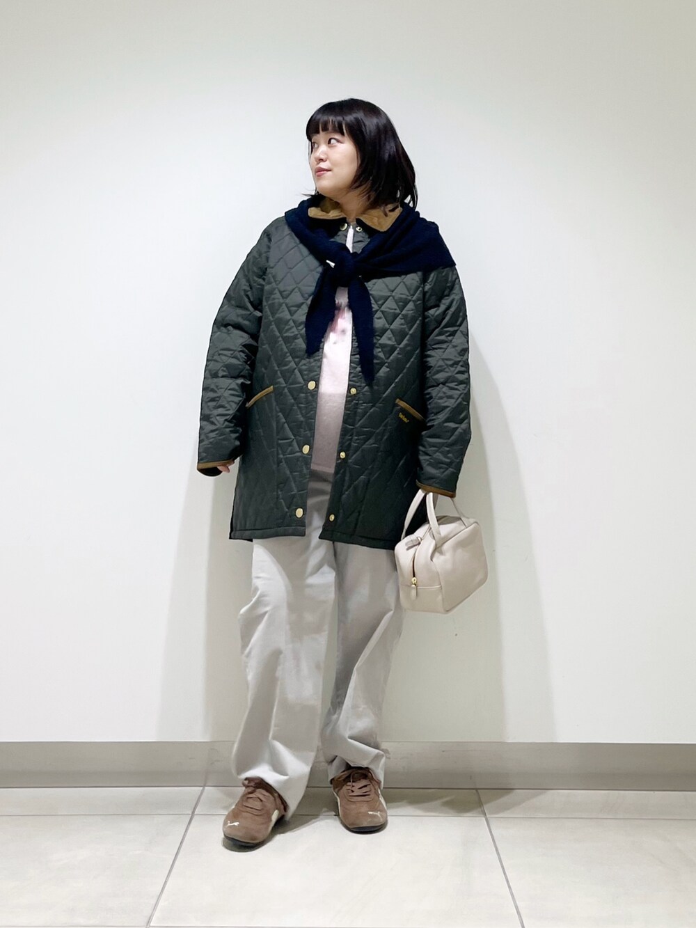 ブルー系のその他アウター、ピンク系のニット/セーター、グレー系のボストンバッグを着用したレディースの秋コーディネートの8枚目の写真