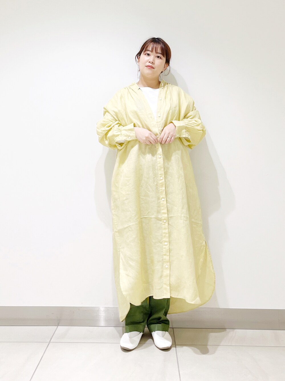 イエロー系のワンピース、ホワイト系のTシャツ/カットソー、グリーン系のその他パンツを着用したレディースの冬コーディネートの4枚目の写真